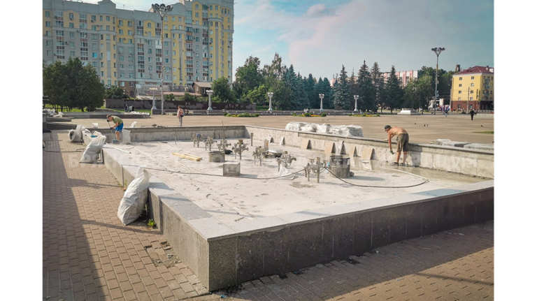 В фонтане на площади Партизан в Брянске бетонируют стяжку
