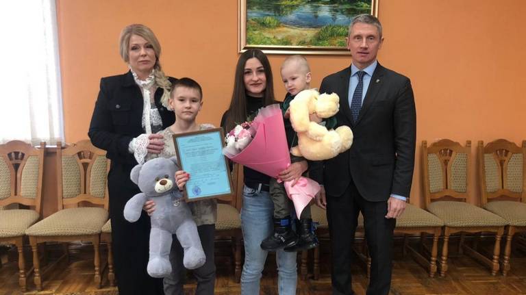 Молодая семья из Клинцов получила сертификат на жильё