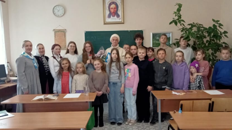 Воспитанники воскресной школы Локотского храма встретились с поэтессой Маргаритой Денисовой