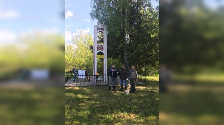 В Комаричах коллектив районного суд взяла шефство над братской могилой советских воинов