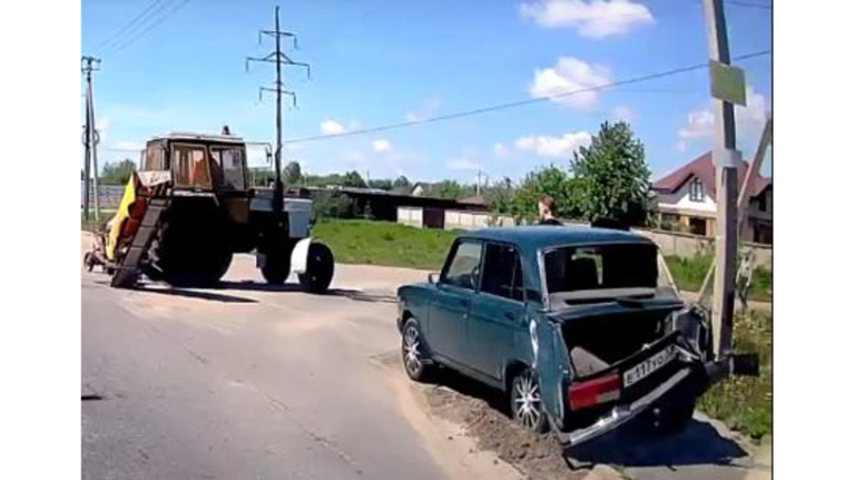 В Бежицком районе Брянска столкнулись трактор и легковушка
