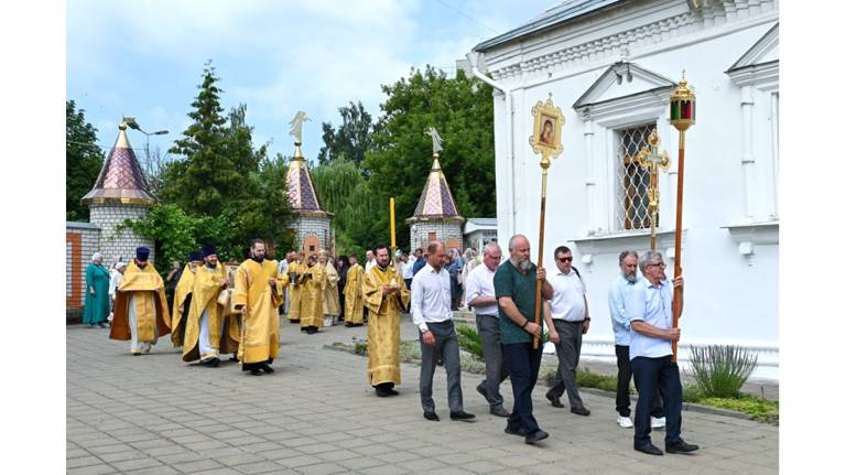 Брянский митрополит возглавил престольное торжество в Петро-Павловском женском монастыре