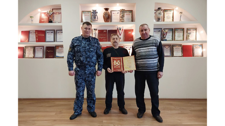В Клинцах сотрудники ИК-6 поздравили ветерана службы с юбилеем