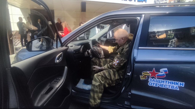 В Брянске передали автомобили ветеранам СВО
