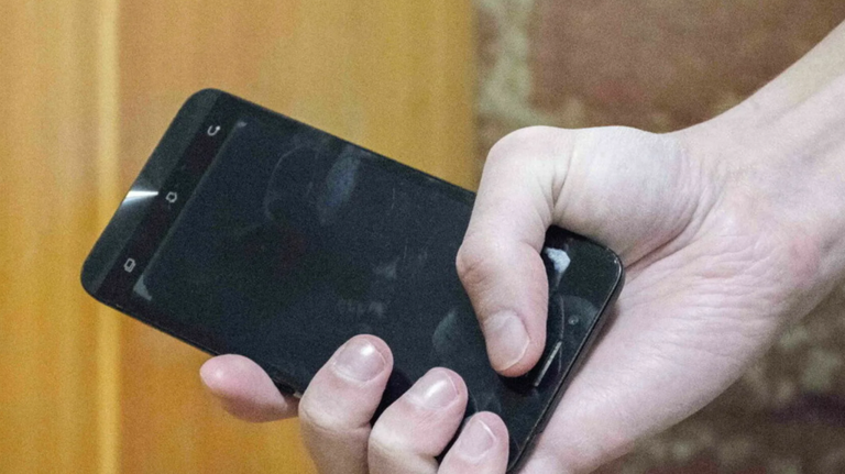 В Трубчевске уголовник отобрал у парня в общежитии смартфон и скрылся