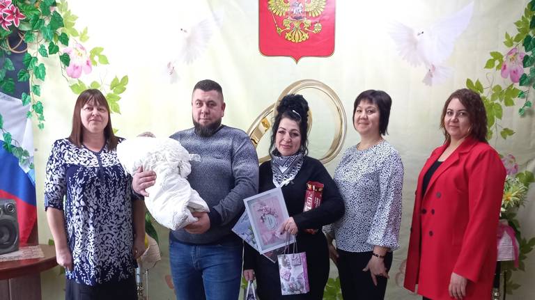 Первой новорожденной Комаричского района стала девочка Мирослава