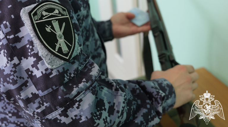 Более 190 брянских владельцев оружия росгвардейцы проверили за неделю