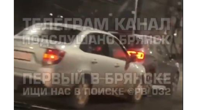В Брянске на проспекте Ленина столкнулись две легковушки