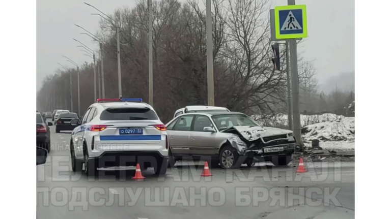 В Брянске на улице Флотской в ДТП попали две легковушки