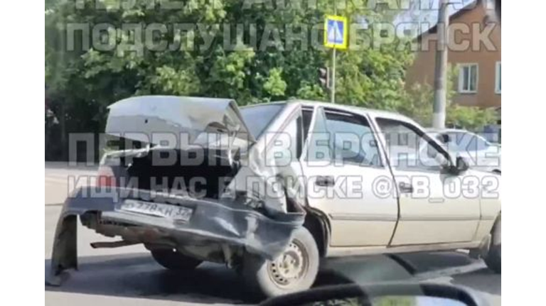 В Брянске на проспекте Станке Димитрова внедорожник въехал в легковушку