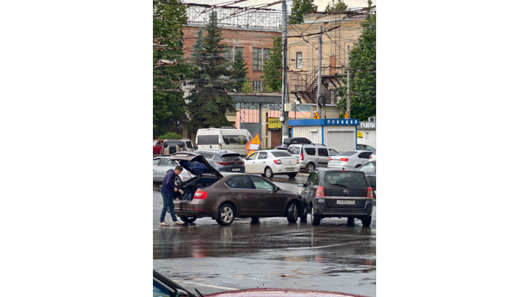 В Брянске на «Полтиннике» столкнулись два легковых автомобиля