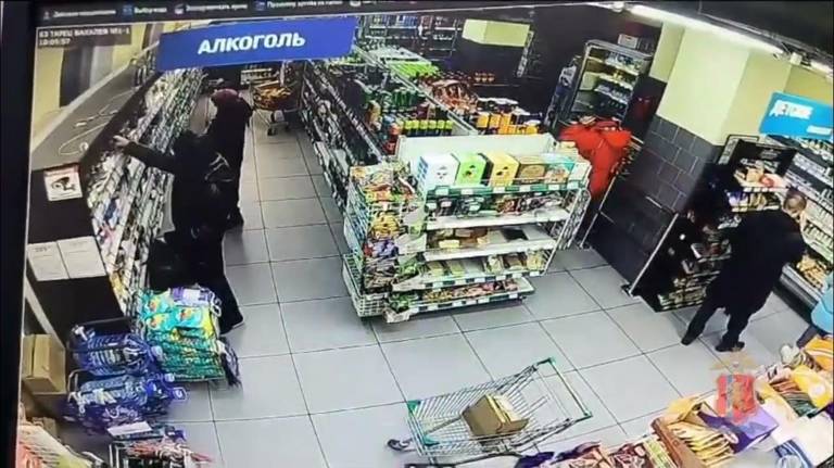 В Брянске 25-летний уголовник украл из магазина «умную колонку» и спиртное