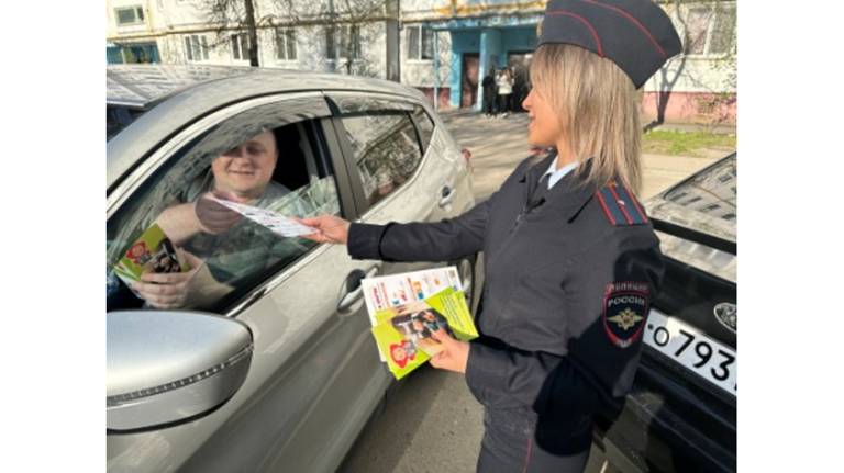 В Брянске полицейские провели акцию «Автокресло - детям!»