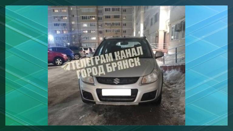 В Брянске водителя Suzuki оштрафовали по фото из соцсети за парковку на тротуаре