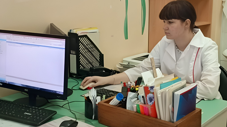 Молодая акушерка Ирина Роженок пополнила штат Брянской горполиклиники №4