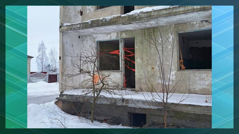 В Навлинском районе требуют снести опасное заброшенное здание