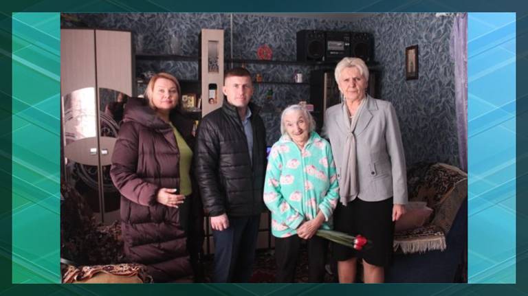 В Карачеве с 8 Марта поздравили женщин-ветеранов