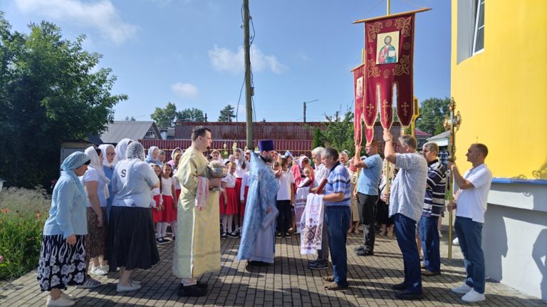 Храм брянского поселка Белые Берега отметил престольный праздник