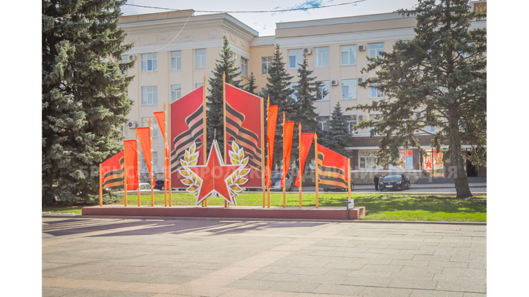 В Брянске обновлённую площадь Ленина украшают ко Дню Победы