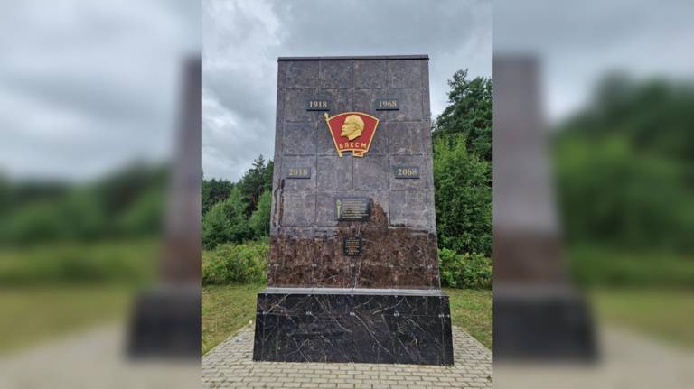 В Клинцах отремонтировали памятник в честь 50-летия ВЛКСМ