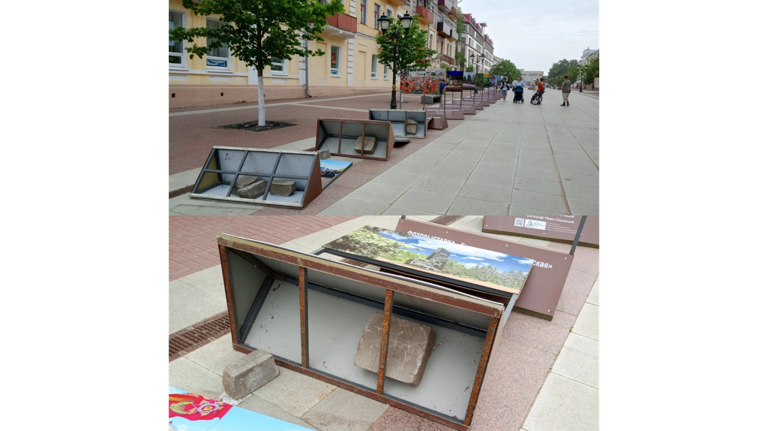 В Брянске фотовыставка на бульваре Гагарина не выдержала шквалистого ветра