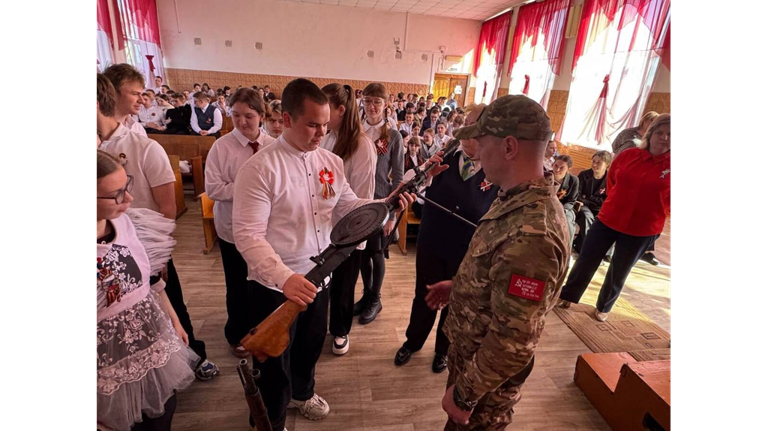Бойцы «БАРС-Брянск» рассказали о службе карачевским школьникам