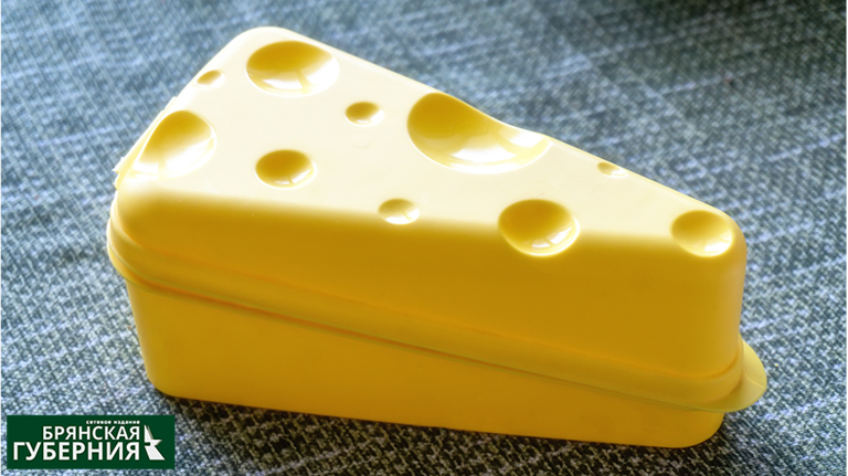 Житель Брянска вынес из магазина сыр и продукты на десять тысяч рублей