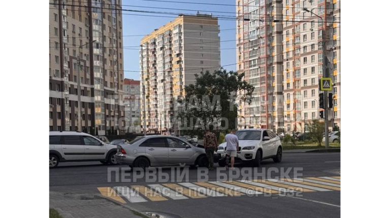 В Брянске на улице Горбатова не поделили дорогу две легковушки