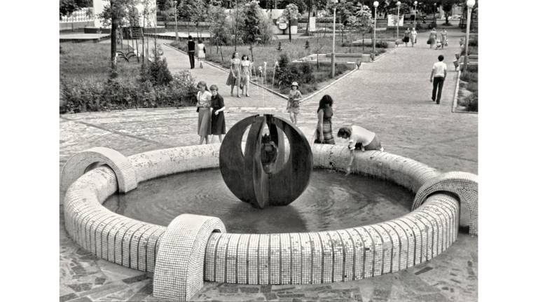 В соцсети опубликовали снимок фонтан в парке "Юность" 1980 года