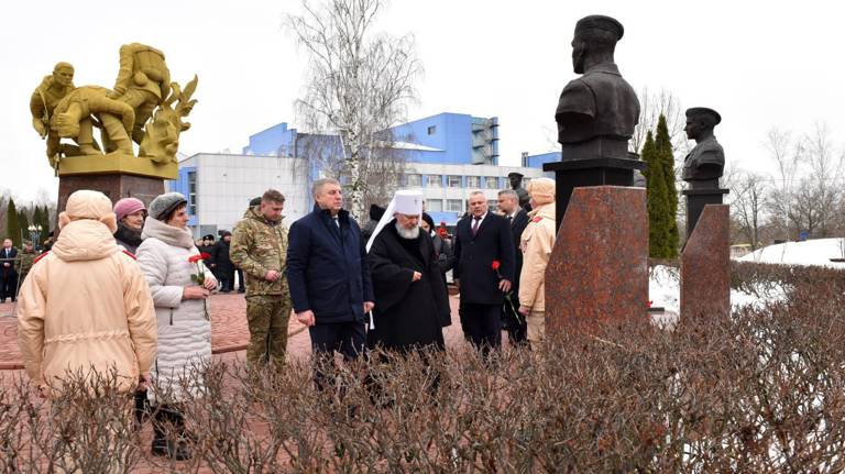 Губернатор Богомаз почтил память погибших бойцов шестой роты