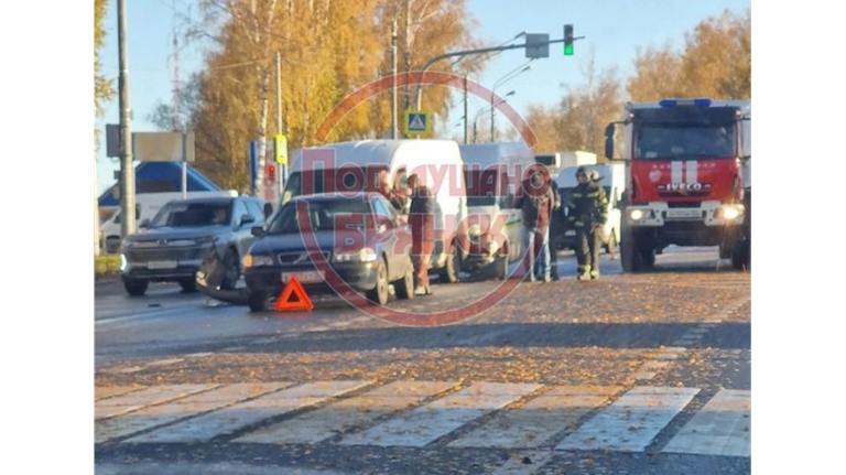 В Супонево собрался «паровозик» из легковушки и двух маршруток