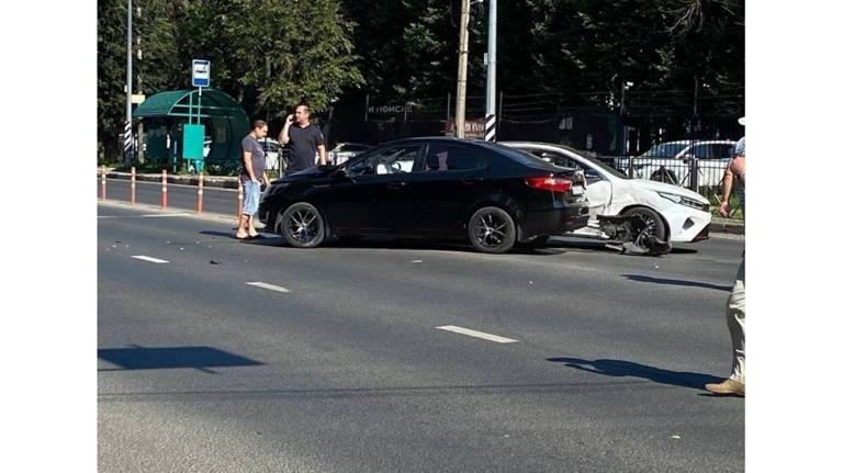 На улице Брянского Фронта разбились две легковушки