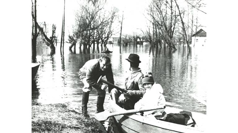 Брянцам показали фотографии сильного паводка в Радице-Крыловке в 1994 году