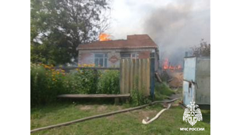 В Стародубском районе горели жилой дом с двумя сараями