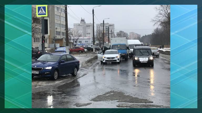 В Брянске на перекрестке улиц Тельмана и Чернышевского произошло ДТП