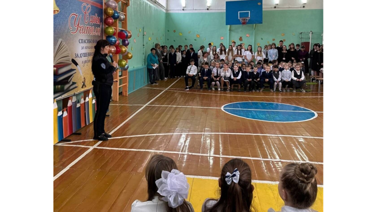 Стародубские автоинспекторы поздравили учителей с профессиональным праздником