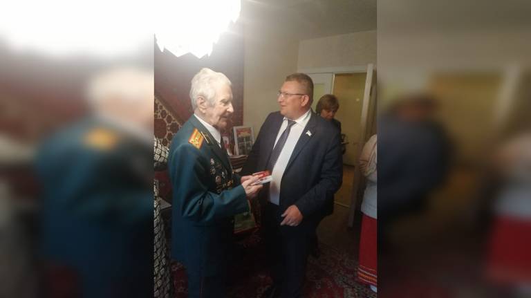 Ветерана Бориса Шапошникова поздравили с Днем освобождения Брянщины от фашистов