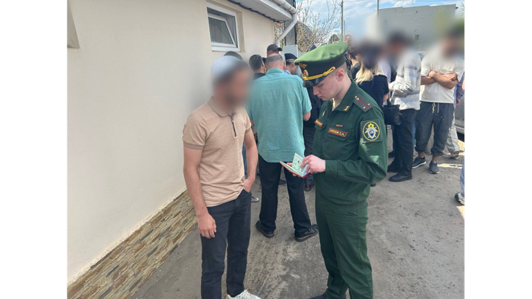 В Брянском районе пяти бывшим иностранцам вручили повестки в военкомат