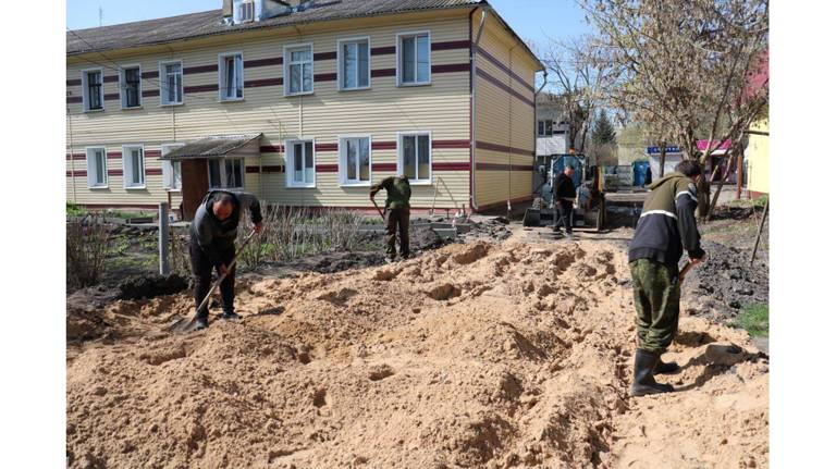 В Стародубе Брянской области благоустраивают дворы