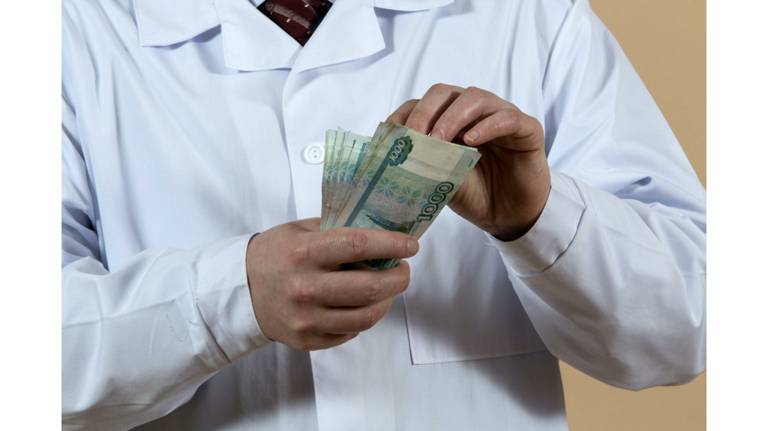 Ежемесячные соцвыплаты увеличили для более чем 8 тысяч брянских медиков
