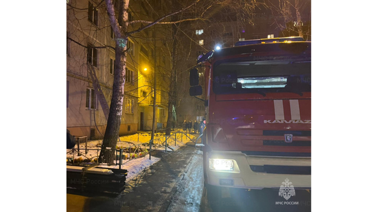 В Новозыбкове из горящей пятиэтажки эвакуировали трёх человек