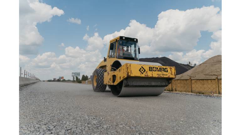 На трассе в обход Брянска продолжается ремонт 10-километрового участка дороги