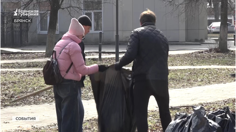 В Брянске провели первый городской субботник в этом году