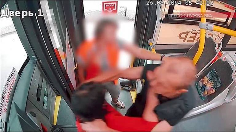 Видео драки безбилетницы с водителем троллейбуса шокировало брянцев (18+)
