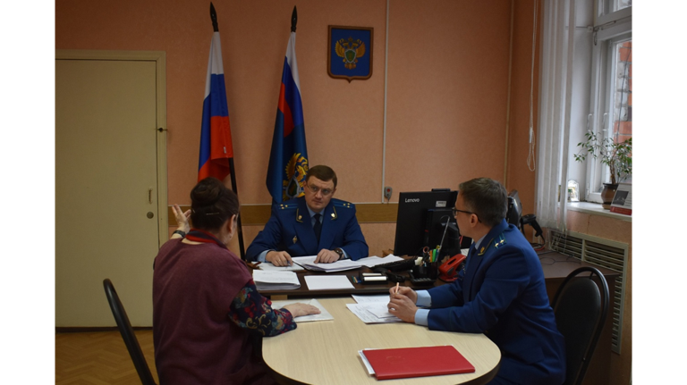 Зампрокурора Брянской области провел прием граждан в Жирятинском районе