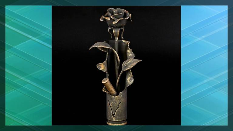 Брянскому краеведческому музею подарили «Донецкую розу»