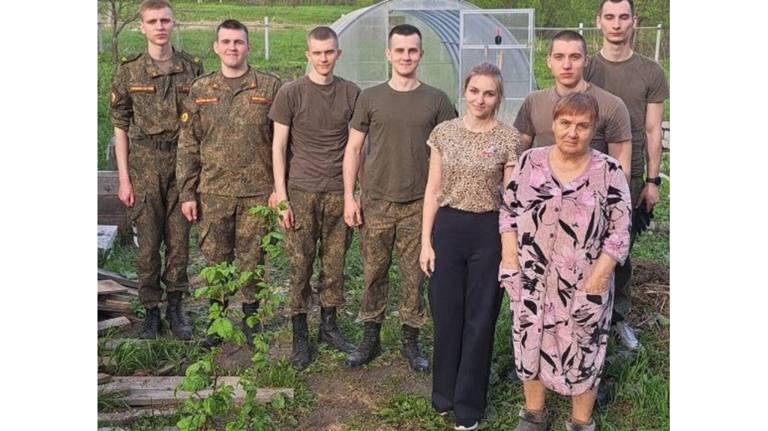 Курсанты военного центра БГИТУ помогли матери двух брянских ветеранов СВО