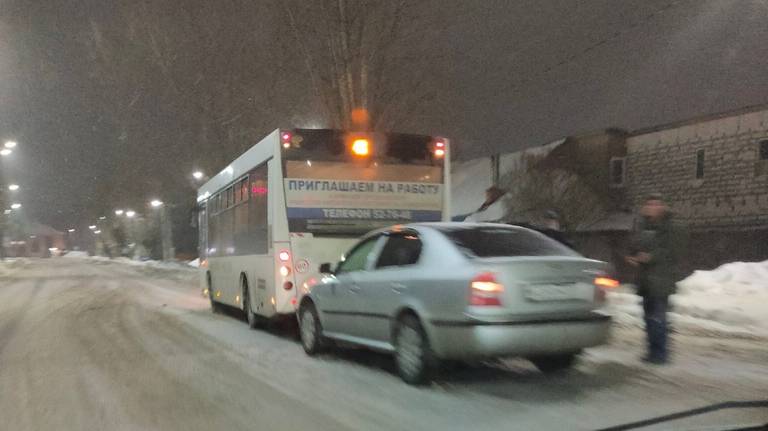 В Брянске на улице Дзержинского столкнулись автобус и легковушка