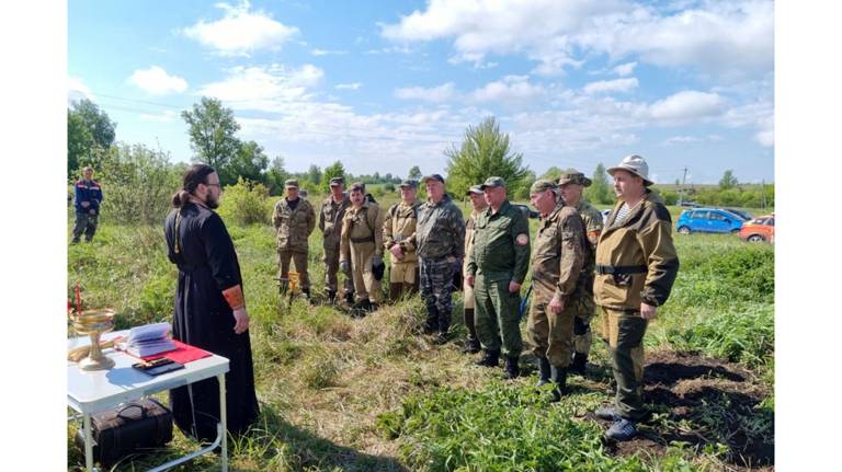 Навлинский священник совершил молебное пение на месте падения самолёта времён войны