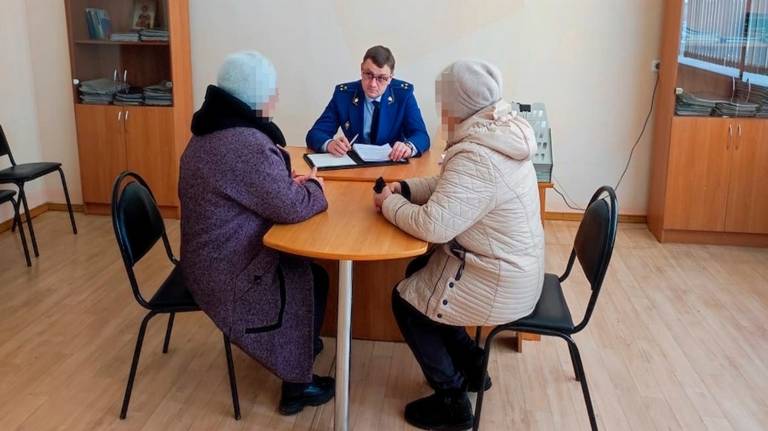 В мобильную приёмную прокуратуры с проблемами пришли 12 жителей Почепского района